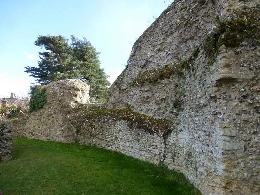 Foto von Bungay Castle - Historic England / Historic England East Listing Team