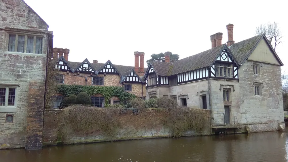 Foto von Baddesley Clinton House und Brücke über Wassergraben - Historic England