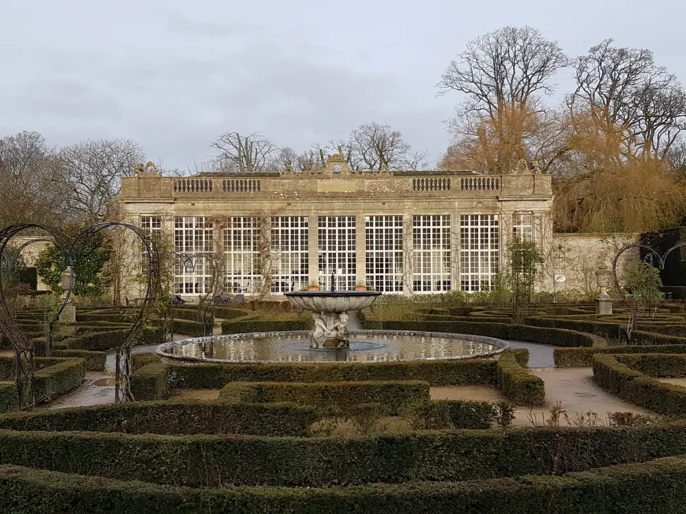 Foto von Orangerie mit ummauerten Garten bis hinten im Longleat House - Historic England / Nick Hanks