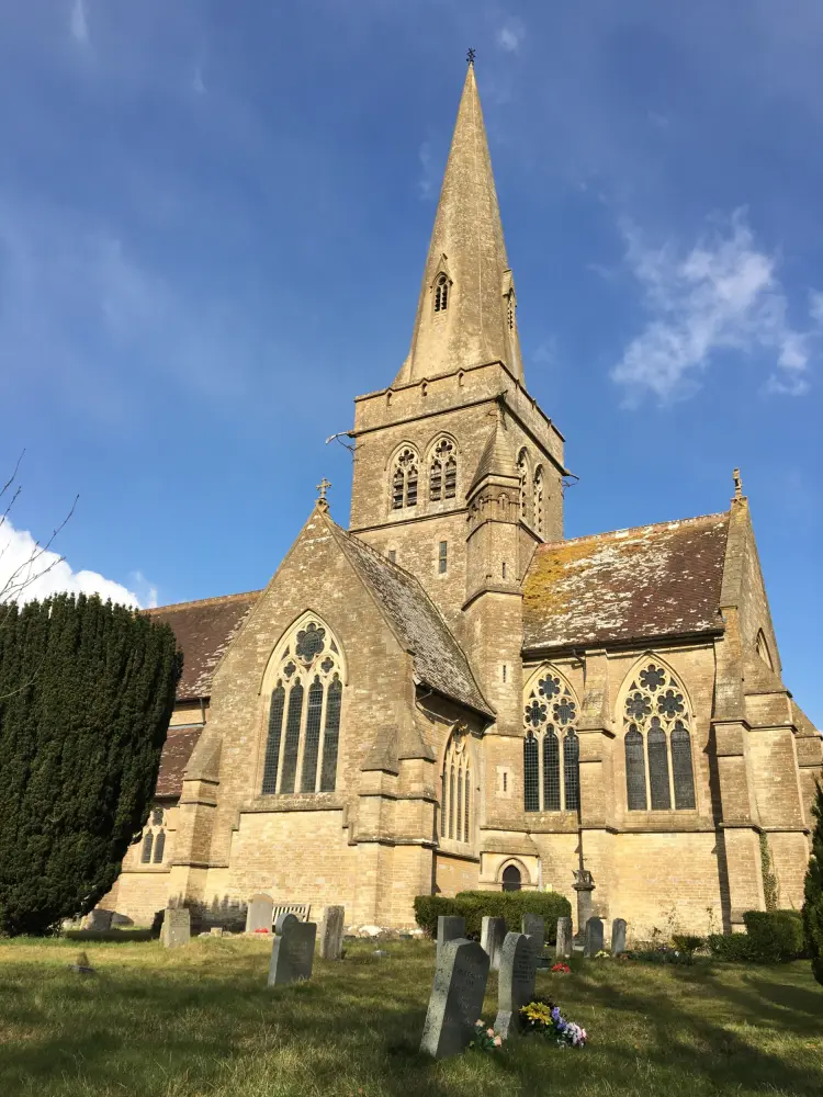 Foto von Kirche des St. Johannes des Evangelisten - Historic England / David Lovell