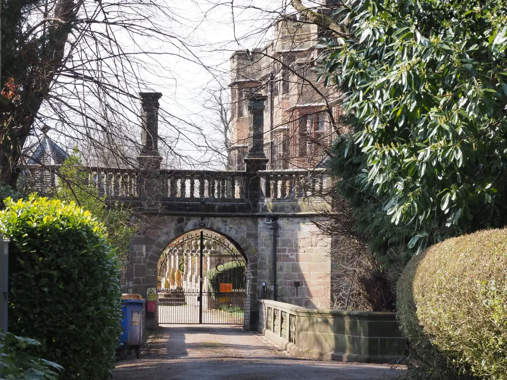 Photo de Château de Caverswall, murs d'écran, passerelle et pont - Historic England