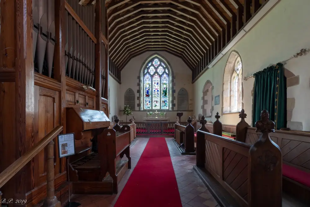 Photo de Église de Saint-Pierre - Historic England