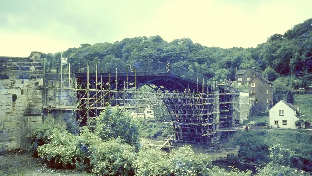 Photo de Le pont de fer - Historic England