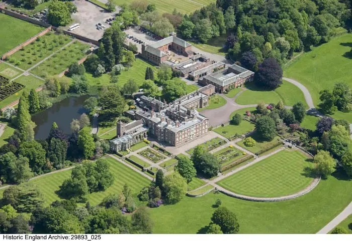 Foto di Weston Hall e ali di servizio a nord e est - Historic England / Historic England Archive