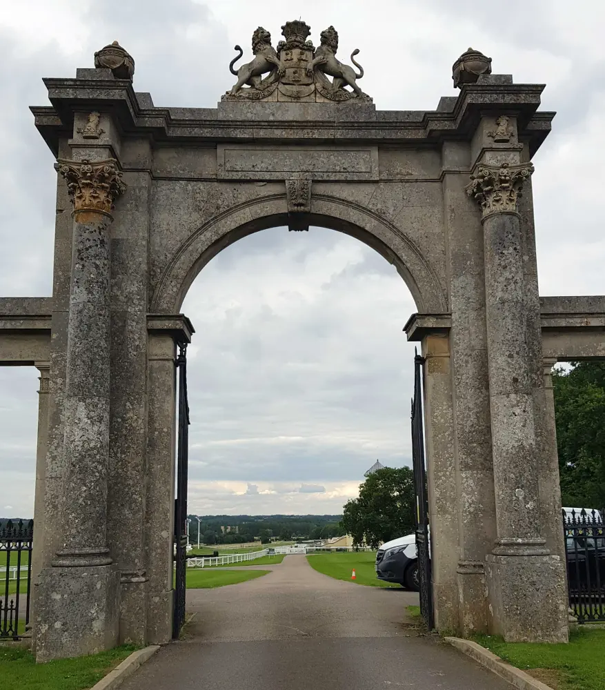 Foto di Il cancello della catena e le logge e le pareti annesse, i moli, gli standard e le catene - Historic England