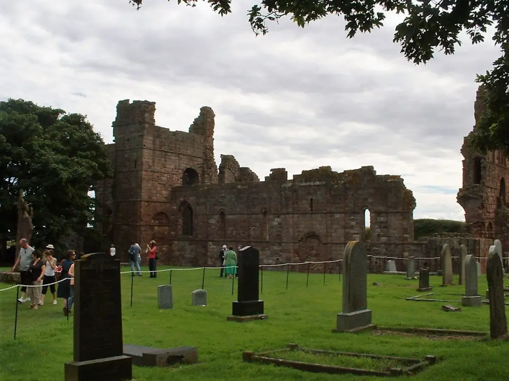 Foto di Lindisfarne Priory - Historic England