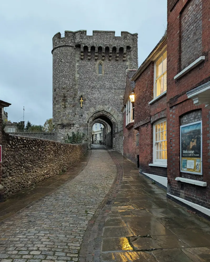 Photo de Barbican au château de Lewes et murs au sud - Historic England