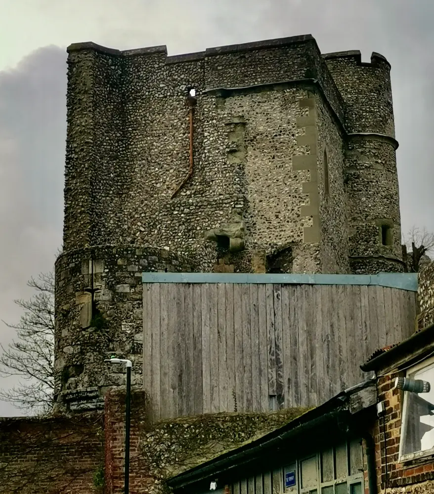 Photo de Barbican au château de Lewes et murs au sud - Historic England