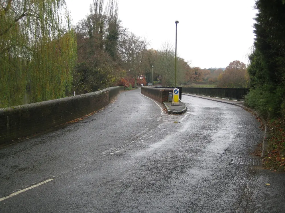 Foto di Elstead Bridge - Historic England