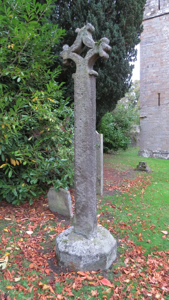 Foto di Churchyard Cross 17 metri a ovest della porta della chiesa di Santa Maria - Historic England