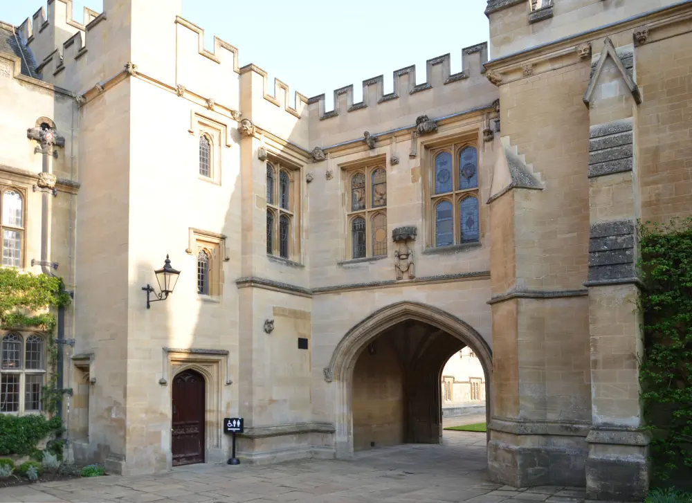 Foto di Merton College, South Range Fitzjames Gateway, quadrangolo anteriore - Historic England