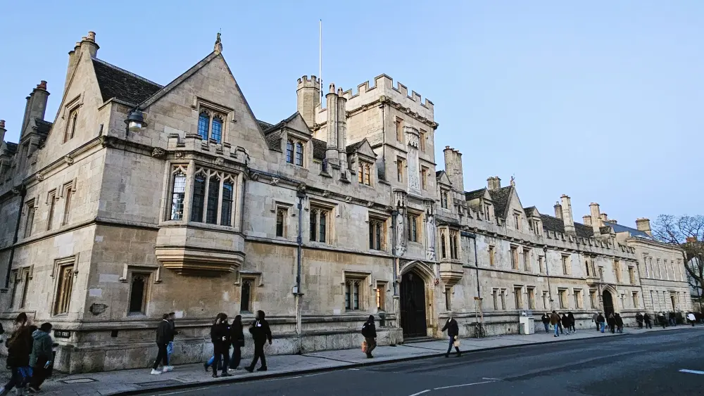 Foto di All Souls College, Quadrangle Front (o South), tra cui la cappella e la gamma del sud -est nella High Street - Historic England