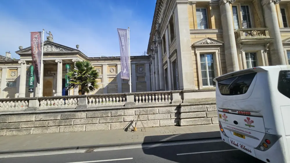 Foto di Schermata di ingresso e gradini di fronte a Beaumont Street - Historic England