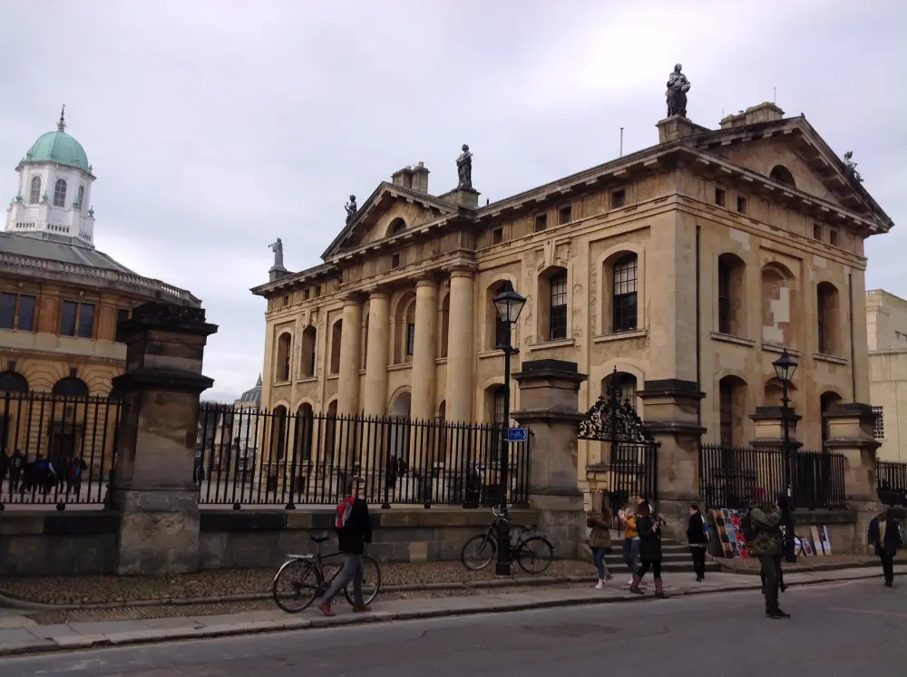 Foto di Lo schermo tra l'edificio di Clarendon e la Bodleian Library che affrontano Catte Street - Historic England