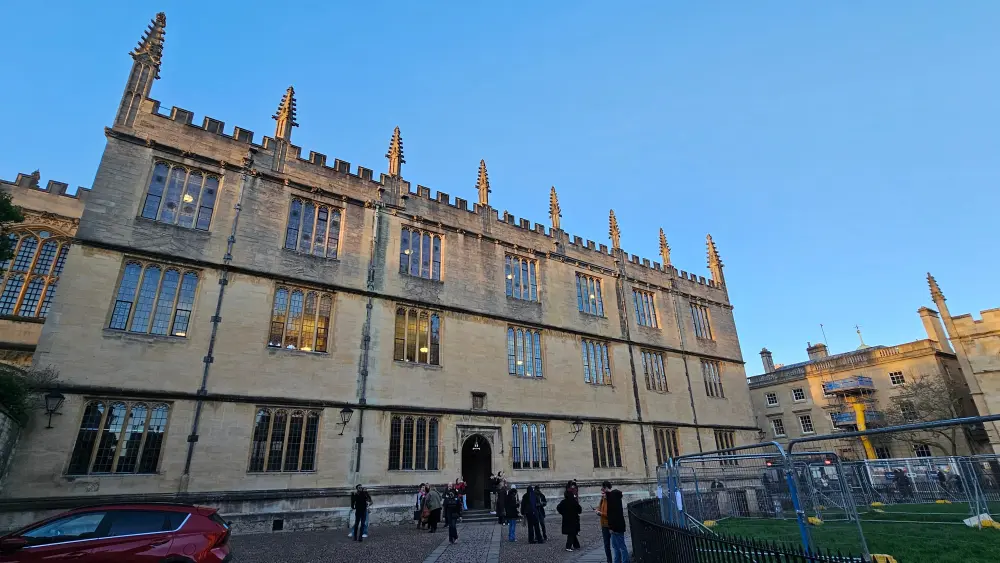 Foto di Bodleian Library and Schools Quadrangle tra cui la Divinity School e la Convocazione - Historic England