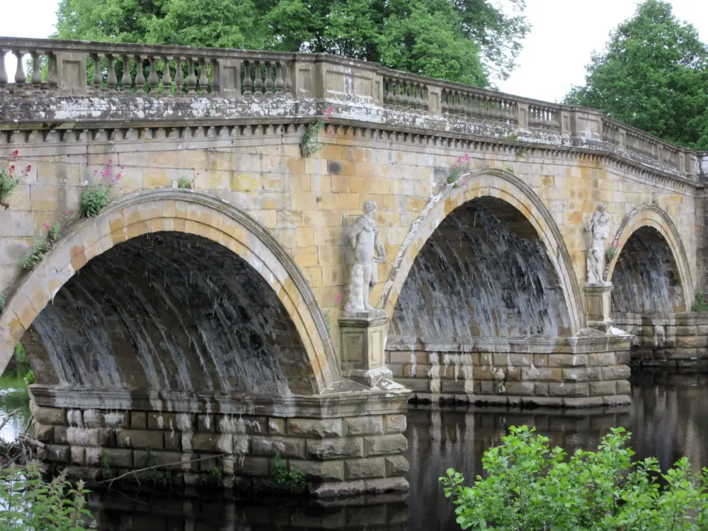 Photo de Bridge sur l'approche principale de la maison Chatsworth - Historic England