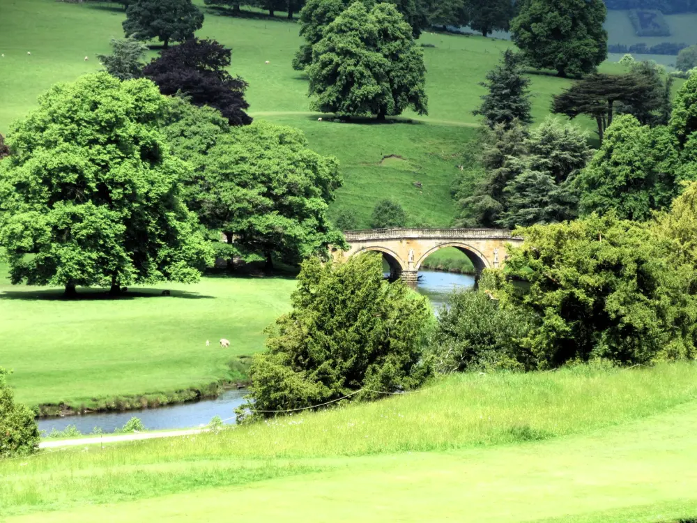Photo de Bridge sur l'approche principale de la maison Chatsworth - Historic England