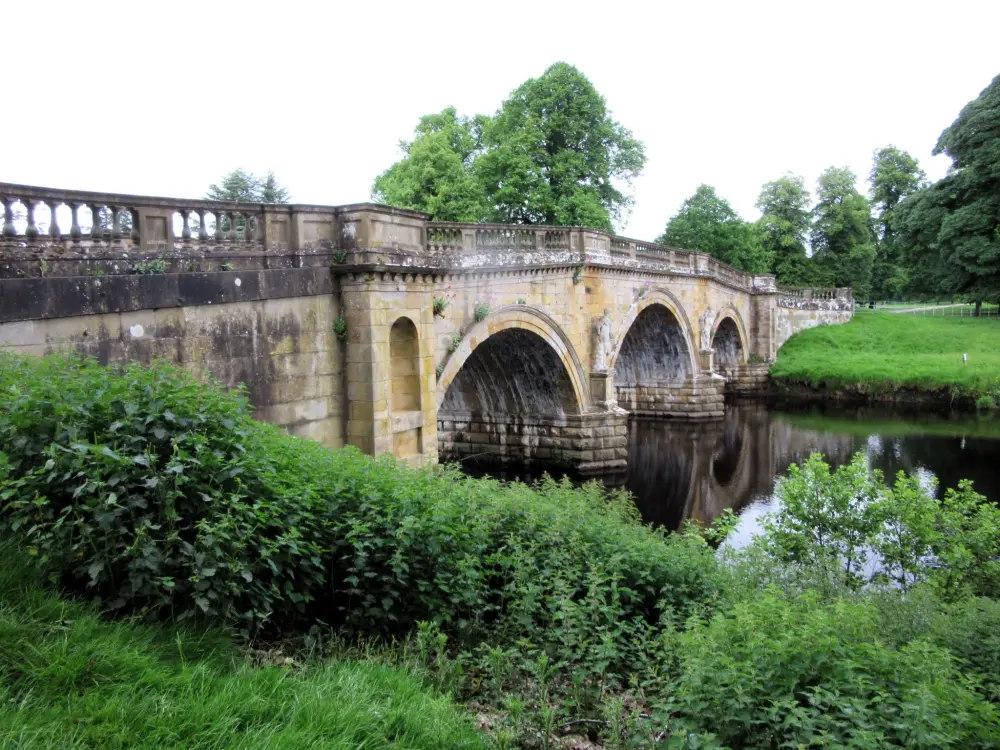 Photo de Bridge sur l'approche principale de la maison Chatsworth - Historic England