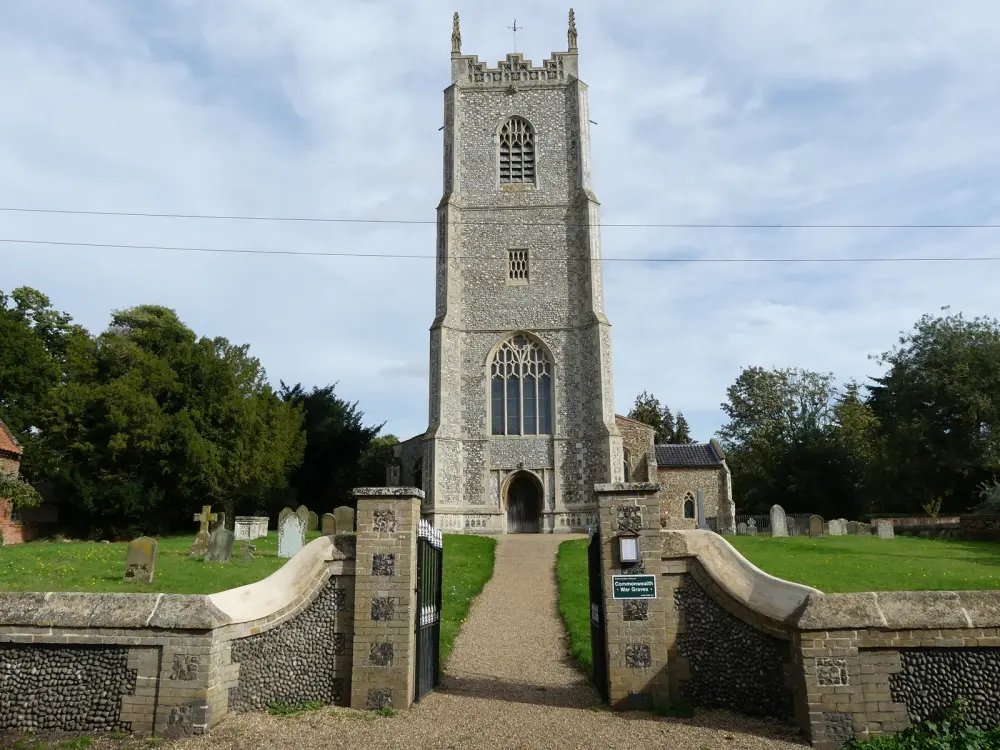 Foto de Iglesia de Santos Inocentes - Historic England
