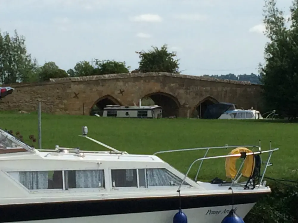 Foto de Puente Radcot antiguo (esa parte en Grafton y Radcot Parish) - Historic England