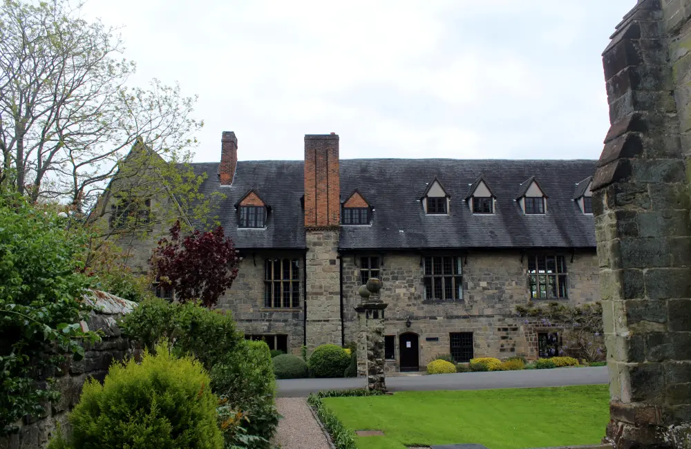 Photo de L'ancien prieuré, murs attachés et piles de porte, école Repton - Historic England
