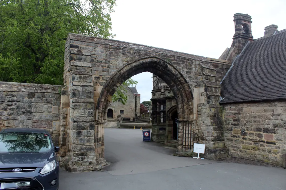 Photo de Priory Gateway, Murs de la circonscription, la grange de la dîme et le lodge, école Repton - Historic England