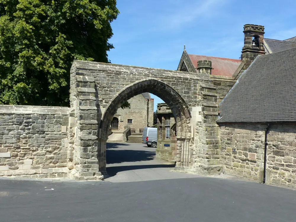 Photo de Priory Gateway, Murs de la circonscription, la grange de la dîme et le lodge, école Repton - Historic England
