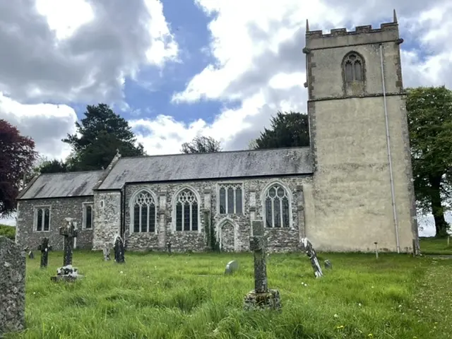 Foto de Iglesia de San Pedro y San Pablo - Historic England