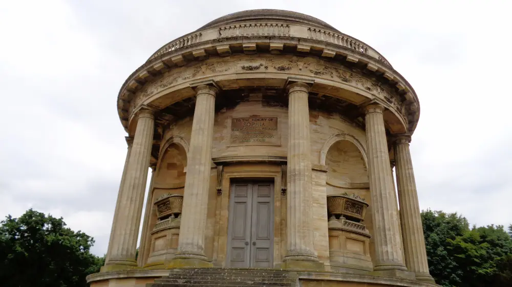 Foto de Mausoleo, pared y pantalla - Historic England