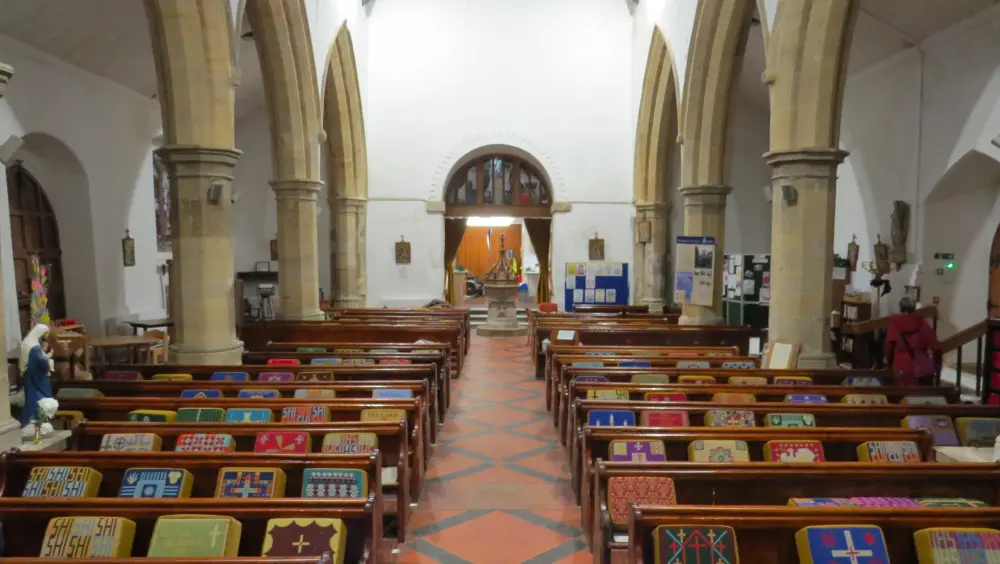Foto de Iglesia de San Pedro y San Pablo - Historic England