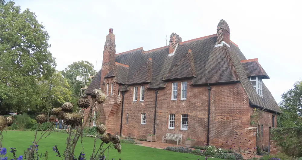 Photo de Maison rouge - Historic England