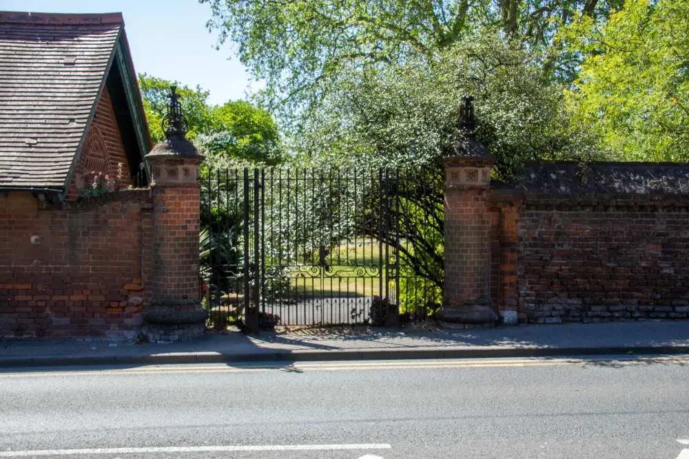 Photo de Mur de jardin, piles de porte et portes au nord et à l'ouest de Hall Place - Historic England