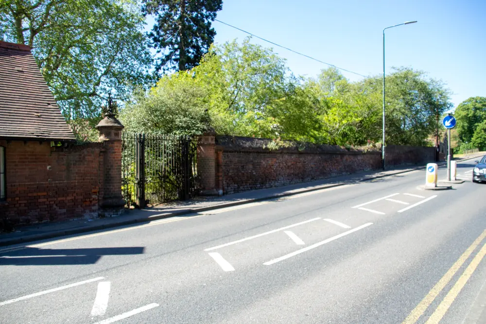 Photo de Mur de jardin, piles de porte et portes au nord et à l'ouest de Hall Place - Historic England