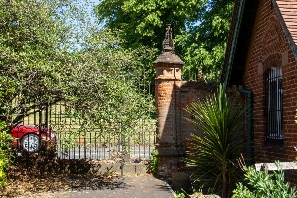 Photo de Mur de jardin, piles de porte et portes au nord et à l'ouest de Hall Place - Historic England