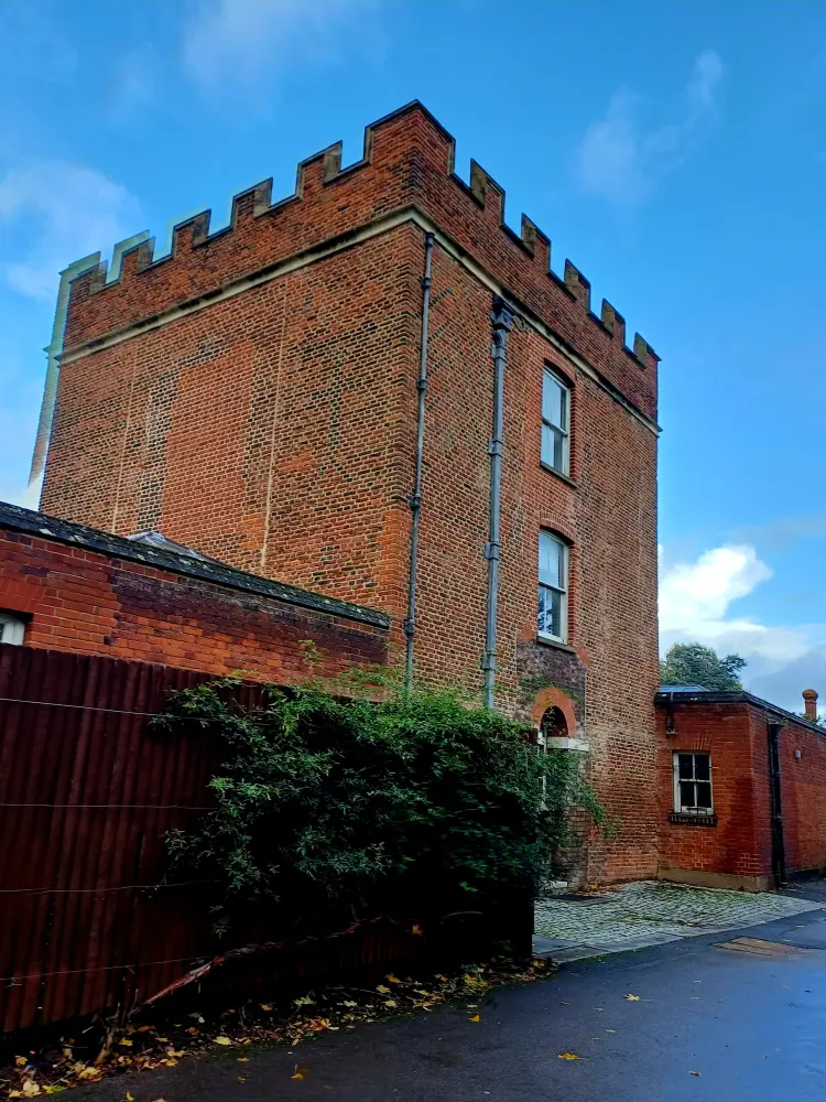 Photo de Hampton Court Tilt Yard Tower - Historic England