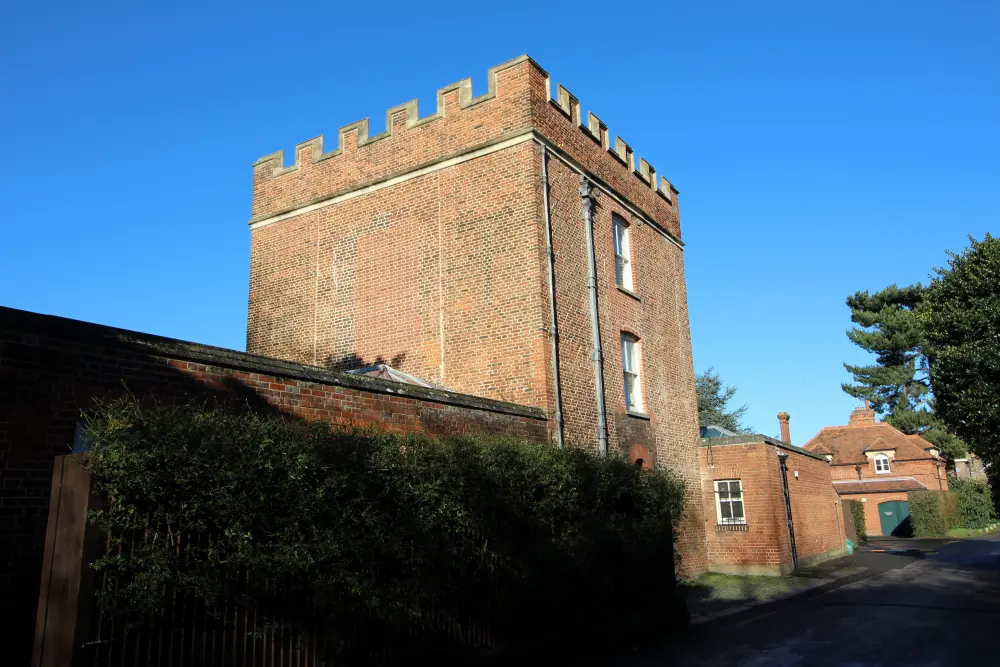 Photo de Hampton Court Tilt Yard Tower - Historic England