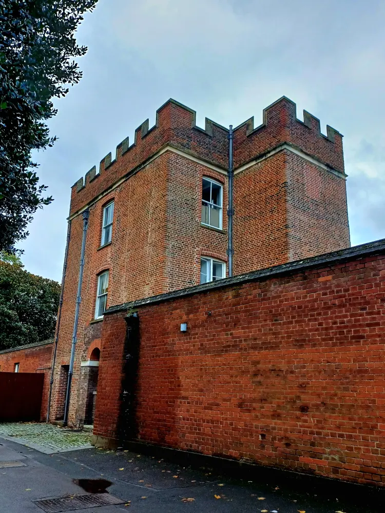 Photo de Hampton Court Tilt Yard Tower - Historic England