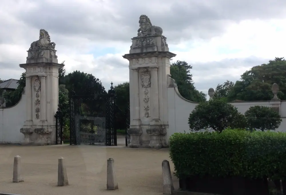 Foto de Hampton Court Lion Gates - Historic England / David Lovell