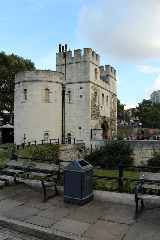 Foto de La torre central, con calzada a la torre de Byward (QV) y restos de Causeway to Lion Tower a West. - Historic England / Charles Watson