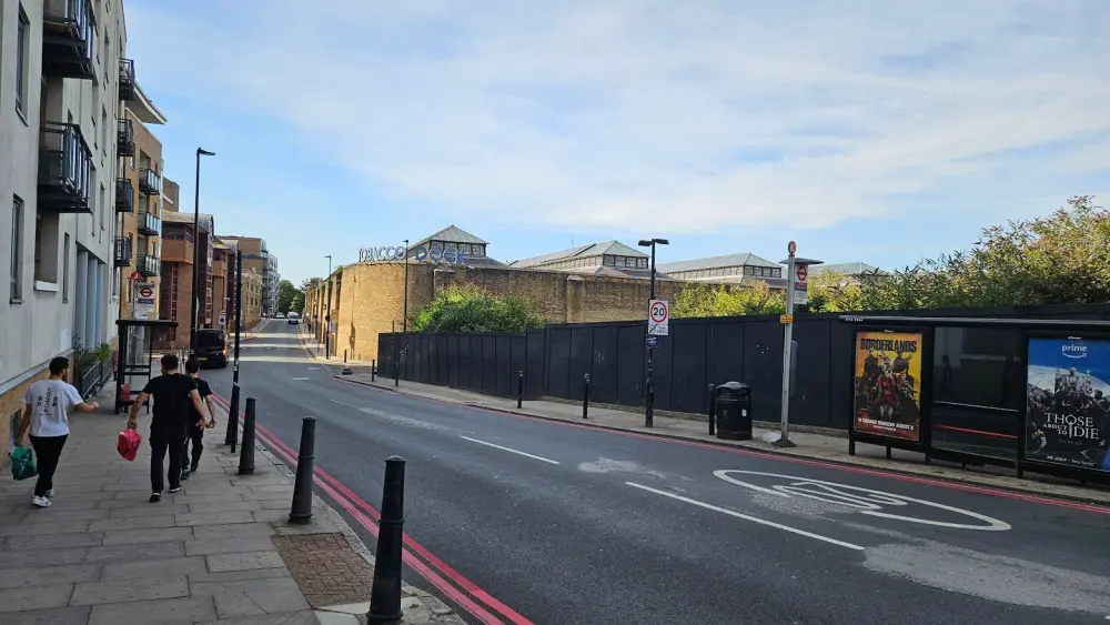 Foto de Un almacén (piso de piel) que incluye bóvedas que se extienden bajo Wapping Lane - Historic England