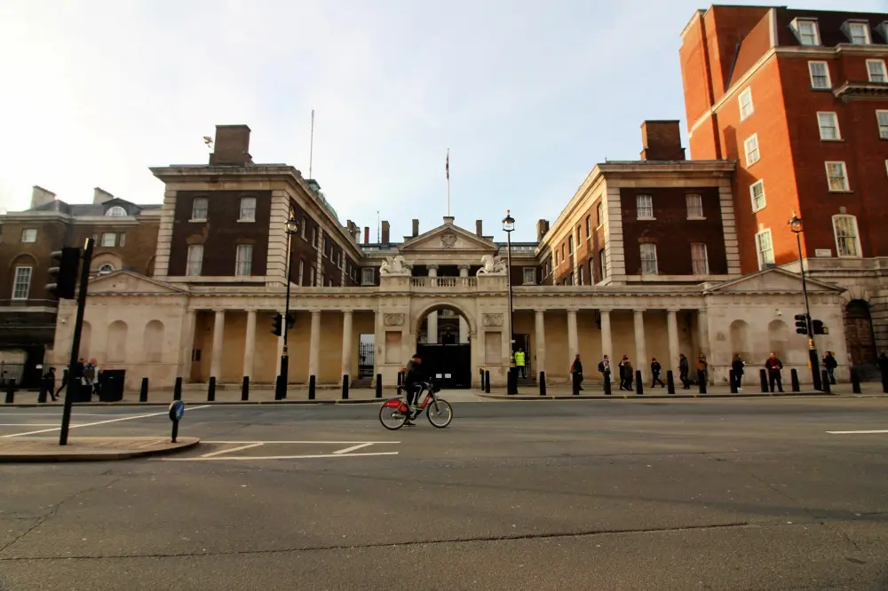 Foto de El Almirantazgo y la pantalla del Almirantazgo - Historic England