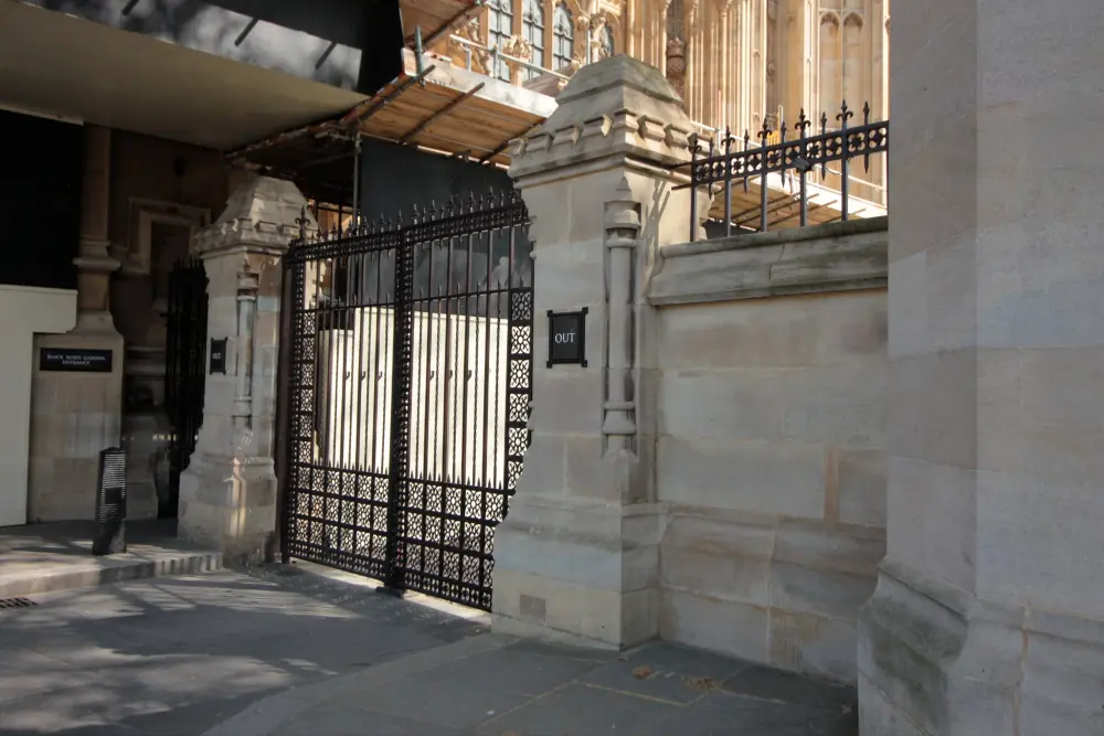 Foto de Victoria Tower Lodge and Gates para Black Rod Garden - Historic England / Charles Watson