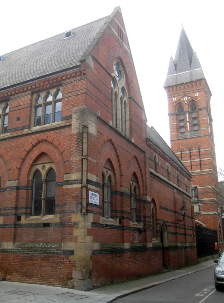 Foto de St James, las salas y escuelas de la parroquia menos - Historic England
