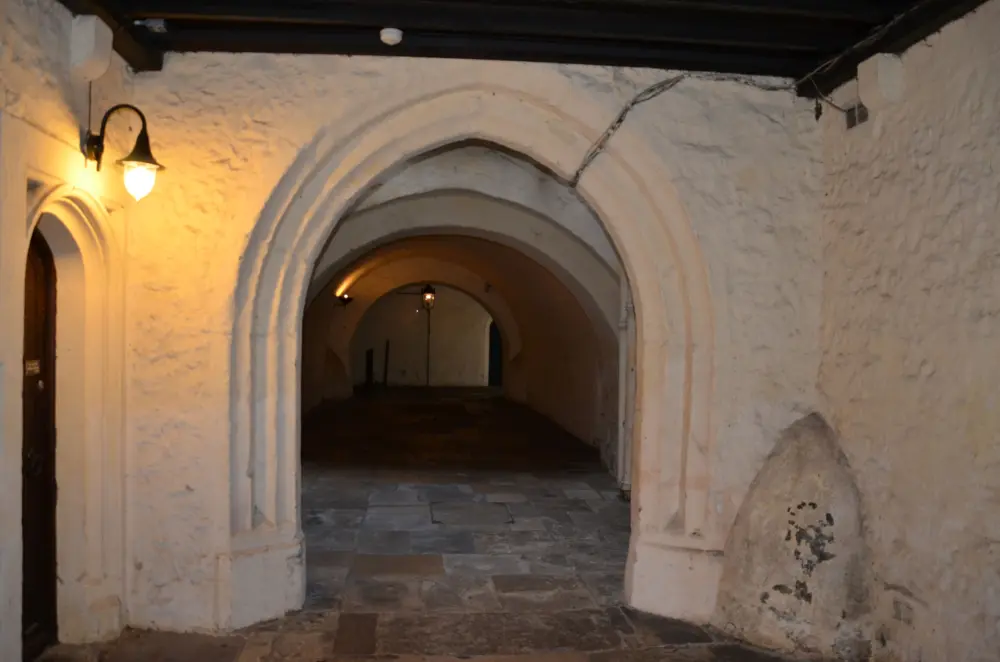 Foto de Los grandes claustros, incluidos St Faits Chapel, The Chapter House, The Parlour, Números 1 y 2 The Cloisters, The Dark Cloisters y Dormitory con la Capilla de St Dunstan (Escuela y Biblioteca Busby) - Historic England / Brian Mawdsley
