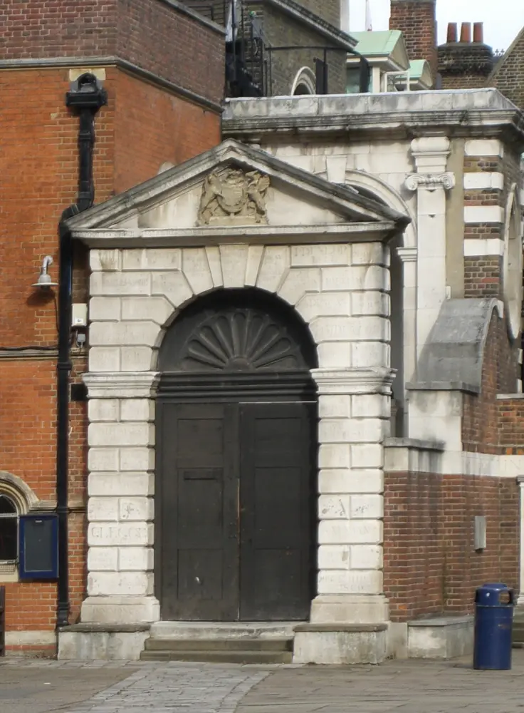 Foto de Little Deans Yard Staircase to Doorway y Gateway a la escuela y la Biblioteca Busby - Historic England / Brian Mawdsley