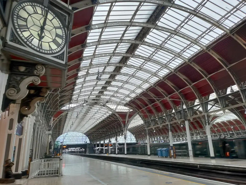 Foto de Estación Paddington que incluye el bloque de oficinas del césped, GWR en London Street y oficinas a lo largo de Eastbourne Terrace - Historic England / F Jones