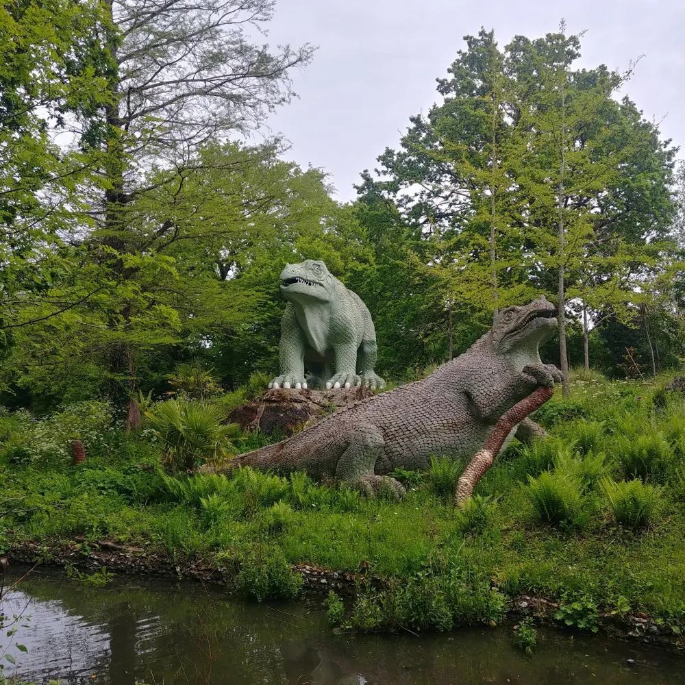 Foto de Esculturas de animales prehistóricos, formaciones geológicas y liderar la mina en las islas y en la tierra frente al lago inferior - Historic England / Greggy Von Peckham