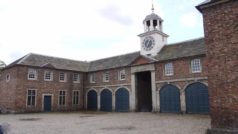 Foto de Carriage House inmediatamente al sur del patio de la cocina - Historic England / David Lovell