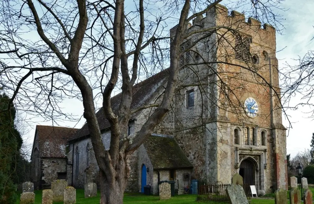 Foto de Iglesia de San Pedro y San Pablo - Historic England