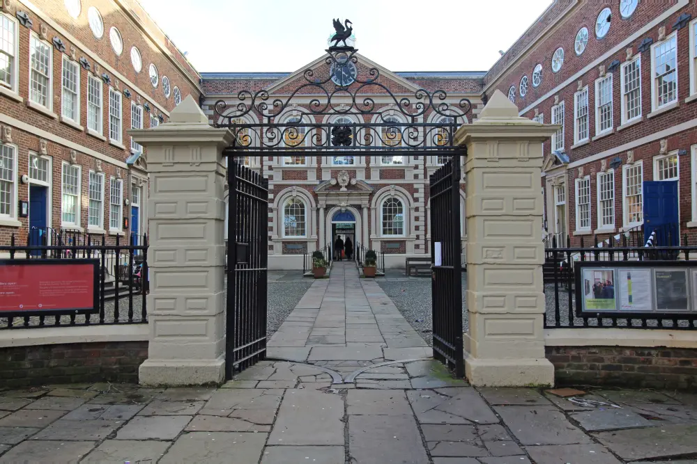 Foto de Puertas de barandas y muelles de la puerta vieja escuela bluecoat - Historic England